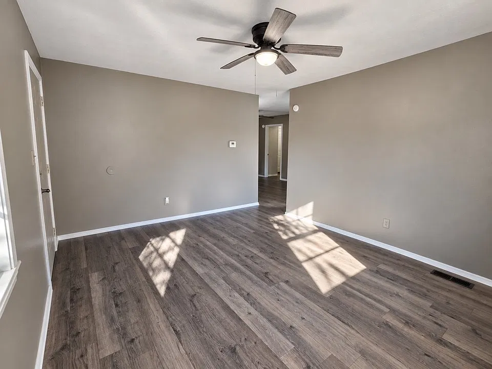 801 E 6th St — Photo 3
