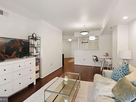 4th image of 1001 N Vermont St APT 703