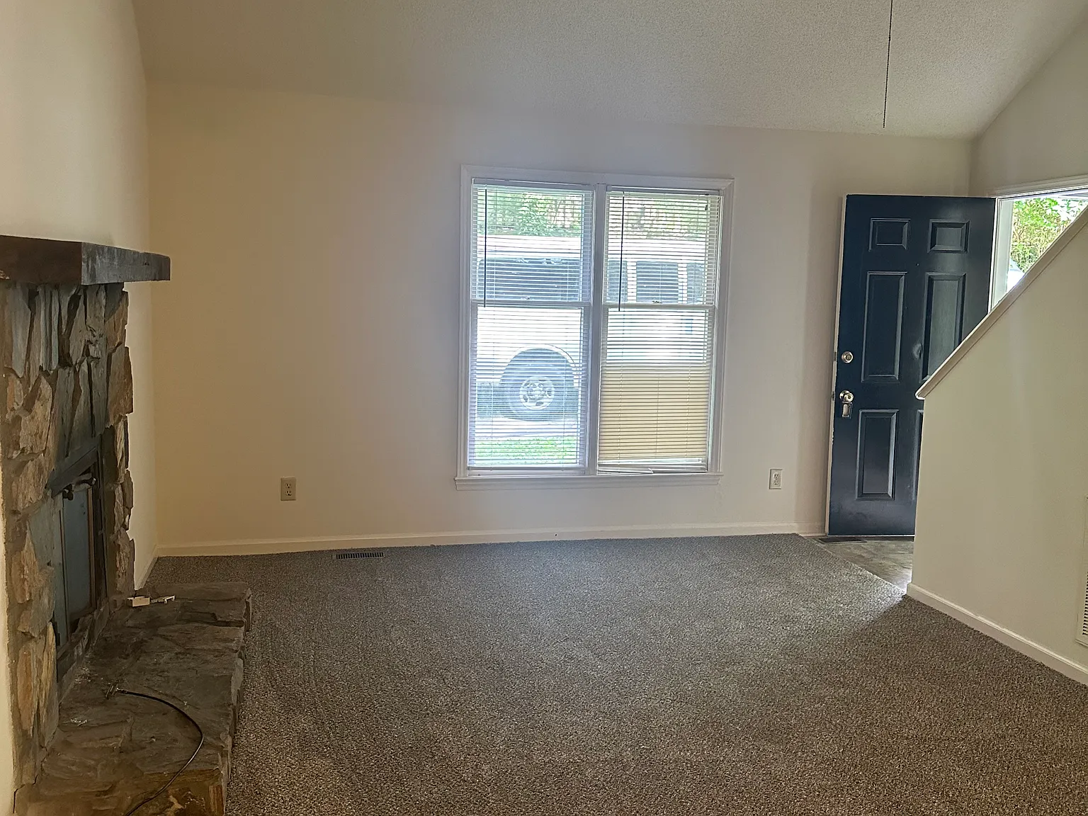 3 bed, 1085 sqft, $1,500 — Photo 2