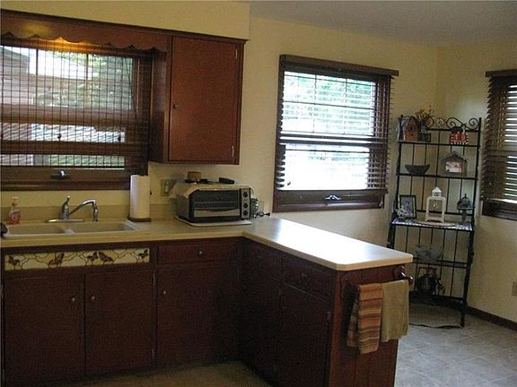 5th image of 725 Lillian Dr