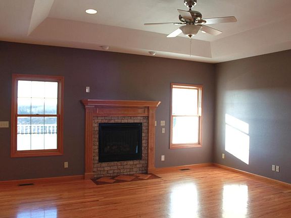 4th image of 504 Peterson Ln