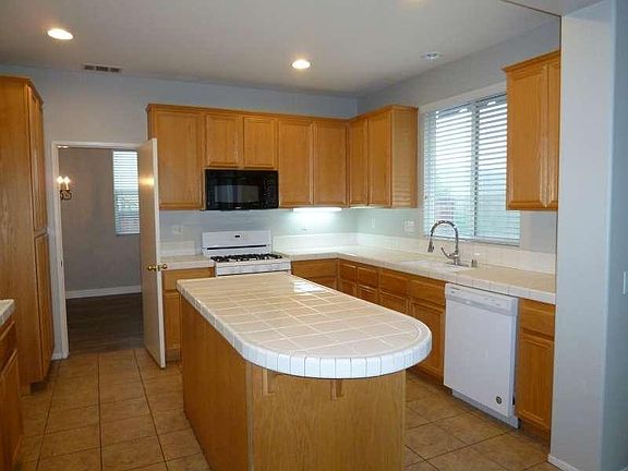 3rd image of 2421 S Menlo Ave