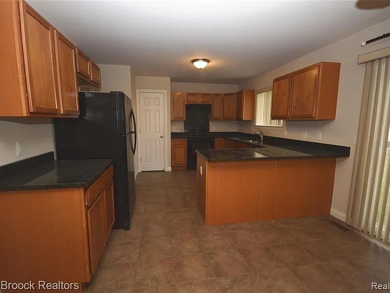 1115 Birchwood Dr — Photo 9