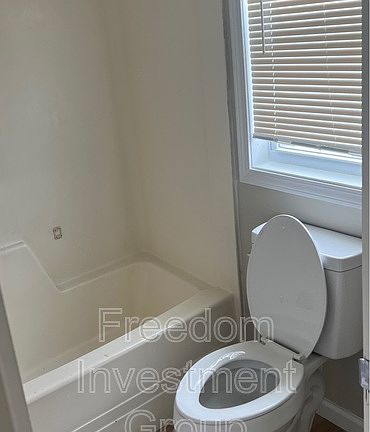 5th image of 2311 Holbrook Dr