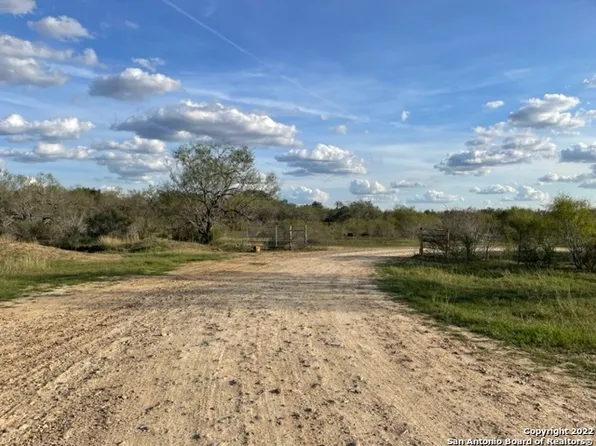 1058 PR B324, Jourdanton, TX 78026
