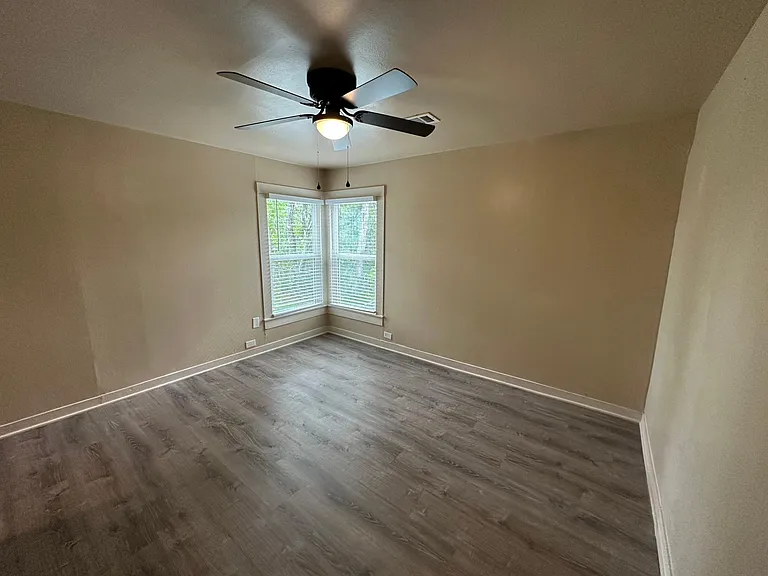 1213 W Walker St — Photo 29