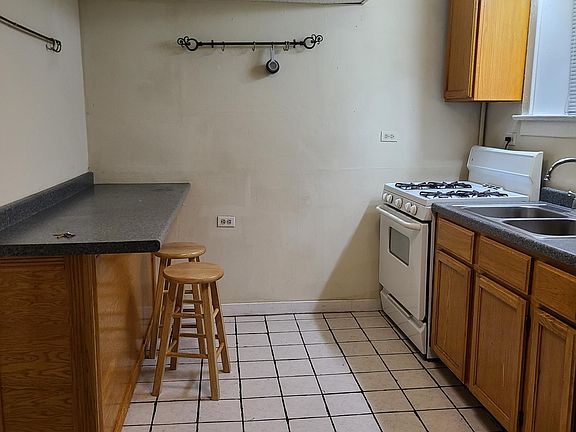 3rd image of 4025 N Clarendon Ave APT G