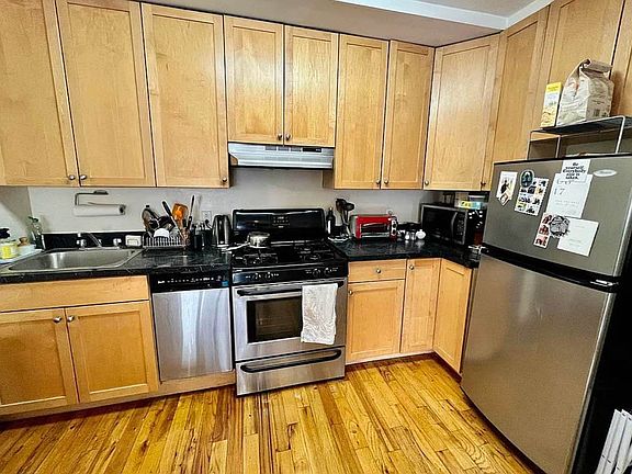 4th image of 568 Warren St #4B