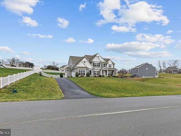 4th image of 98 Chateau Cir