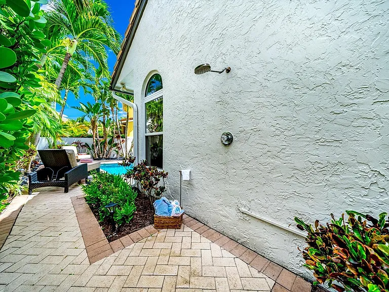 3567 Commodore Cir — Photo 40
