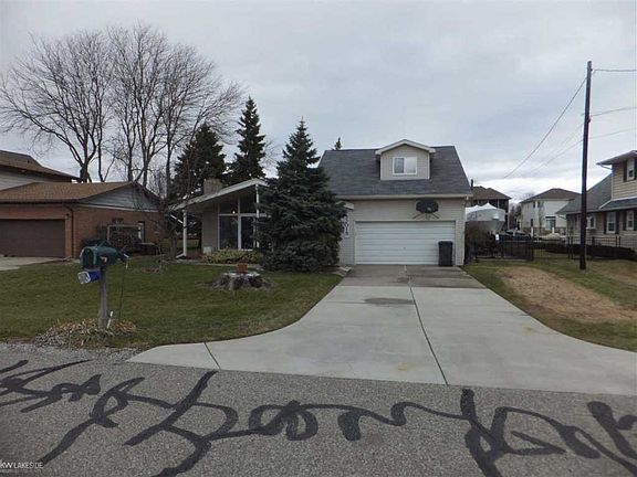 2nd image of 32015 Riverdale St