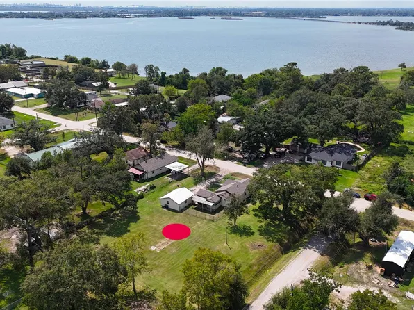 203 S 6th St, Highlands, TX 77562