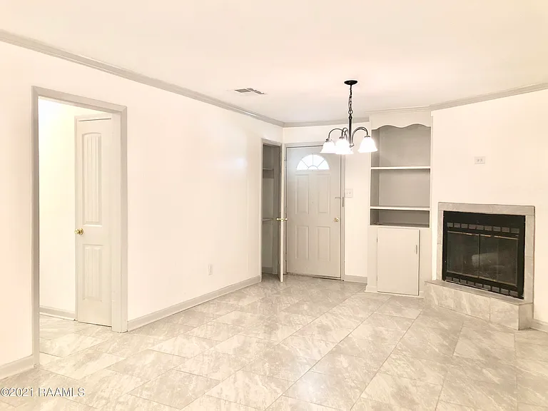 113 Charlene Dr — Photo 3