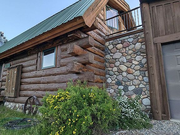 Deck b/t house & garage