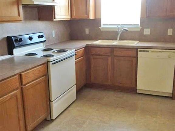 5th image of 7918 Saskatoon Dr