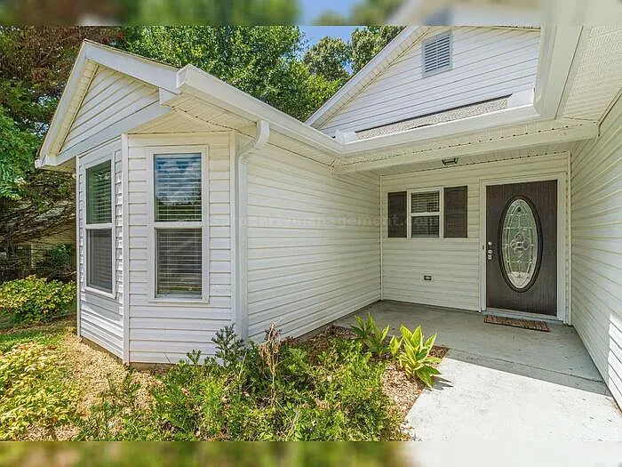 3 bed, 2.0 bath, 1209 sqft, $1,900 — Photo 2