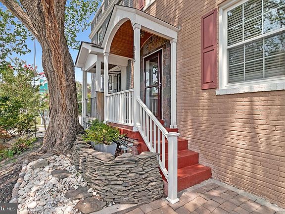 2nd image of 623 Tewkesbury Pl NW