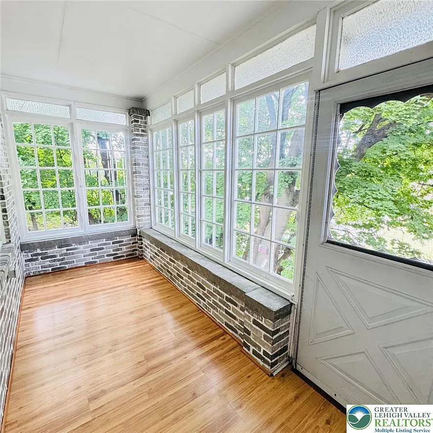4 bed, 1.0 bath, 1392 sqft, $2,100 — Photo 3