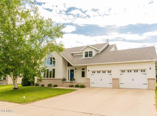 1274 Russet Cir, Grand Forks, ND 58201