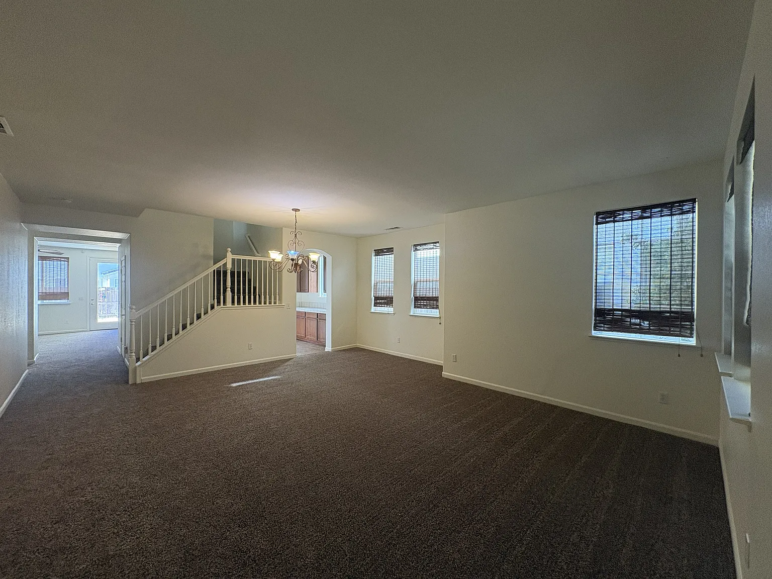 5 bed, 3195 sqft, $2,400 — Photo 3