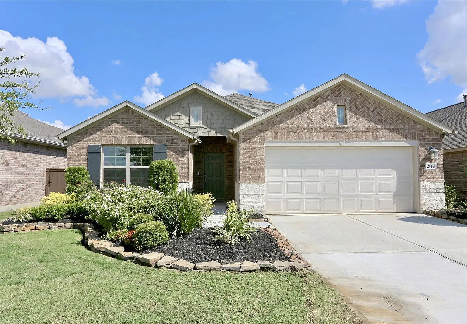 4 bed, 3.0 bath, 2277 sqft, $2,300 — Photo 1