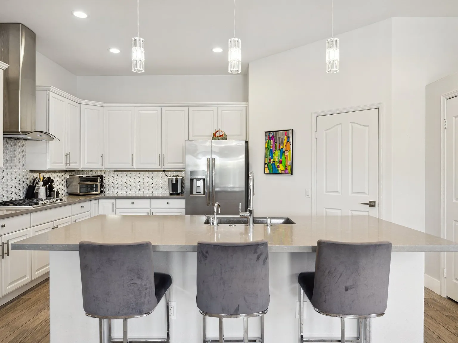 3 bed, 2466 sqft, $6,000 — Photo 4