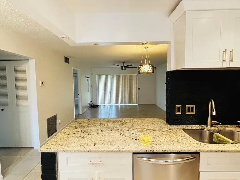 386 Bennington Ln — Photo 1