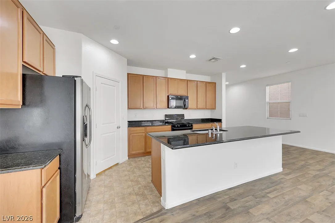 5 bed, 3.0 bath, 2469 sqft, $2,500 — Photo 4