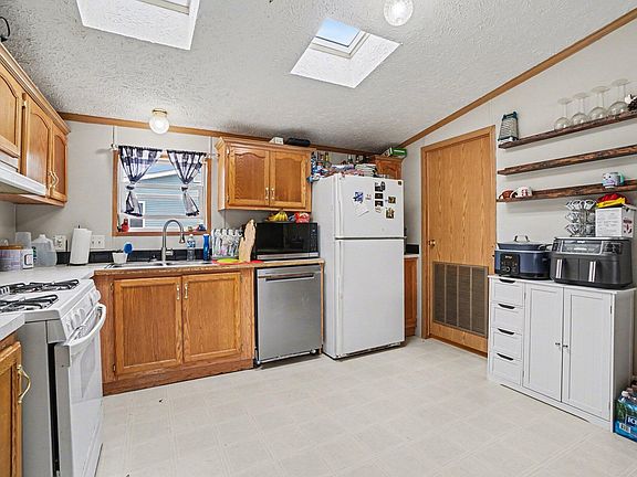 4th image of 403 E 2nd St