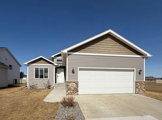 1006 Albert Dr W, West Fargo, ND