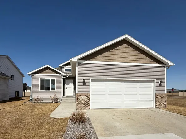 1006 Albert Dr W, West Fargo, ND 58078