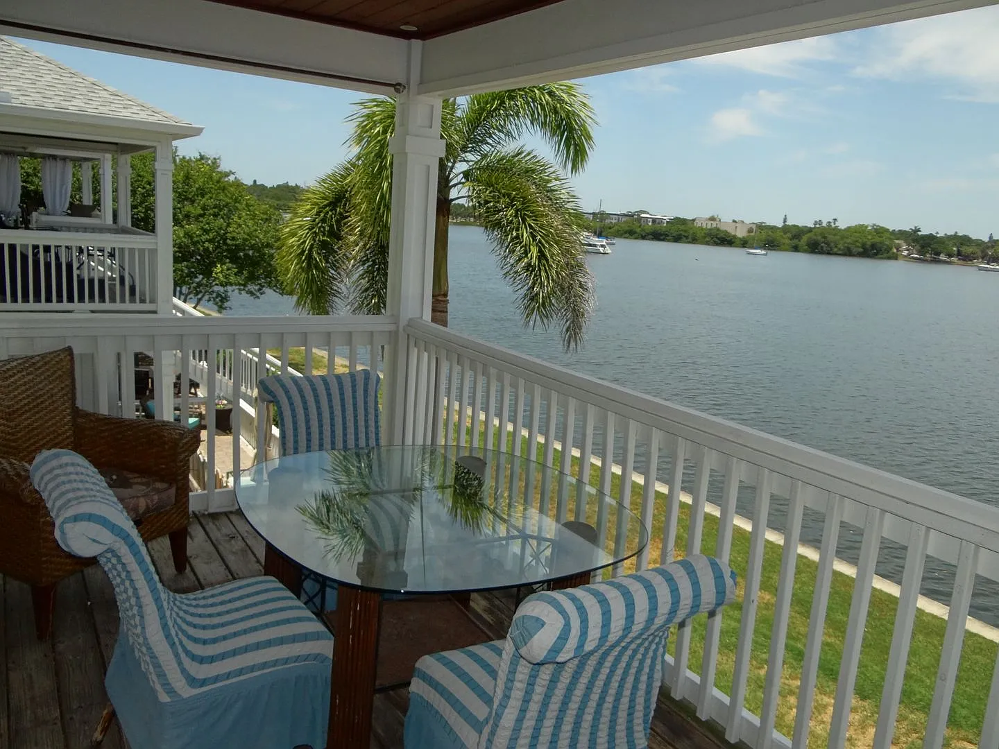 2/1 condo with waterfront view — Photo 1
