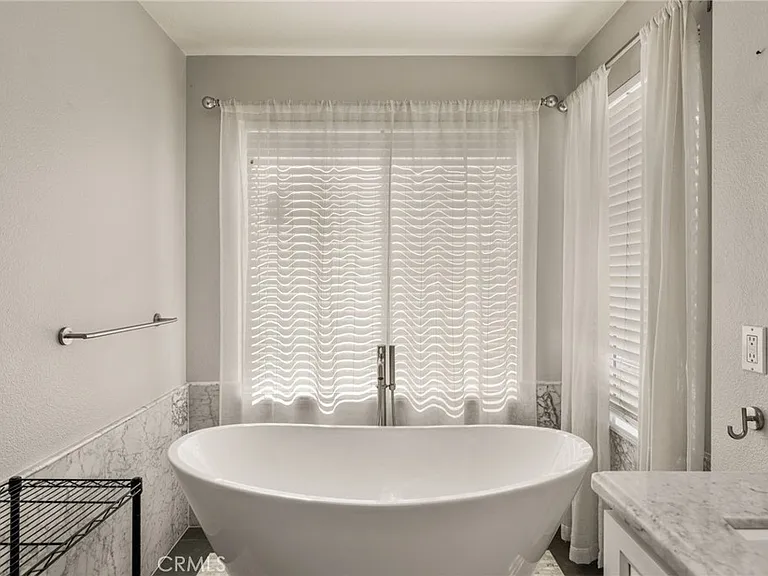 4867 Tremezzo Dr — Photo 32