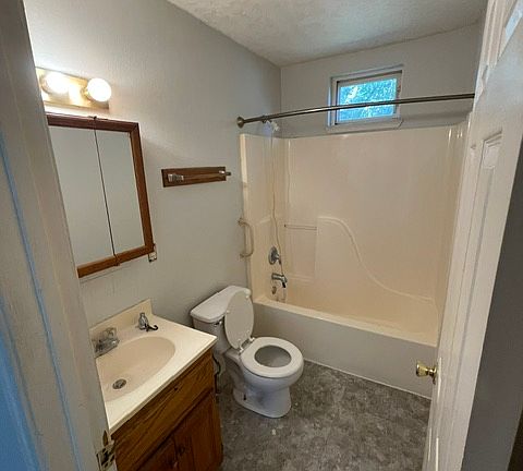 5th image of 2210 N Concord Ave