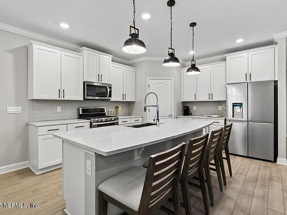 5th image of 313 GREENWAY Lane