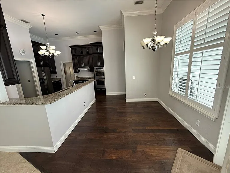 325 Leslie Ln — Photo 10
