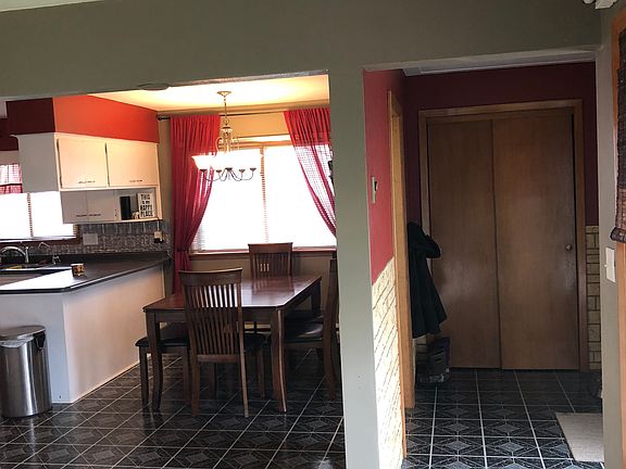 Entryway/dining room 