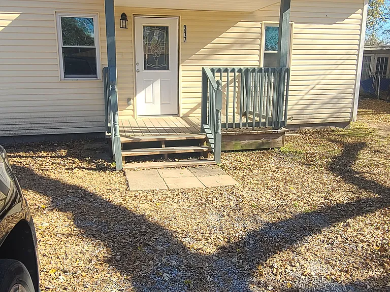 317 N Indianola St — Photo 2