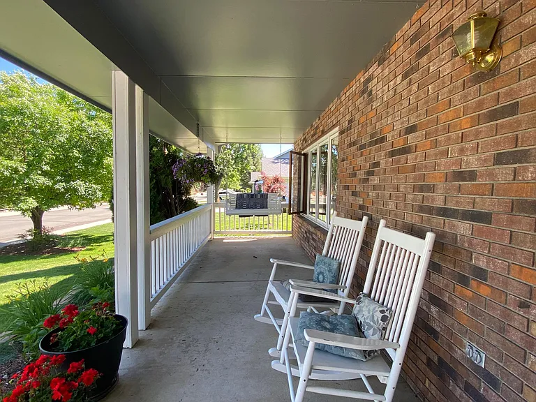 2225 Creekwood Dr — Photo 2