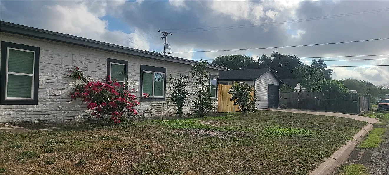 3 bed, 1.0 bath, 1256 sqft, $1,550 — Photo 1