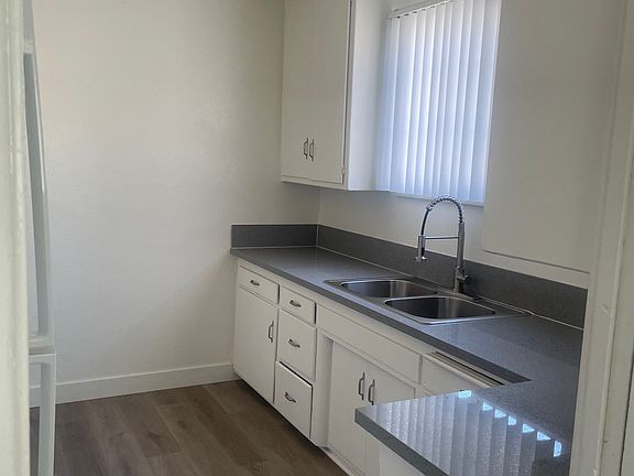 4th image of 15513 Victory Blvd APT E