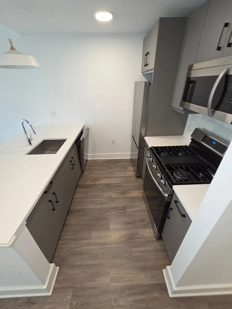 046 - 400 NEWARK REALTY LLC — Photo 2