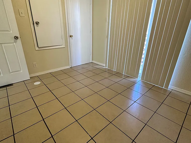 Spacious Townhomes near Fairgrounds — Photo 8