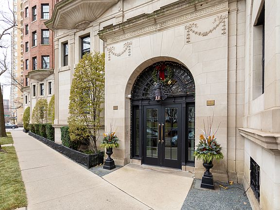 2nd image of 2608 N Lakeview Ave APT 1R