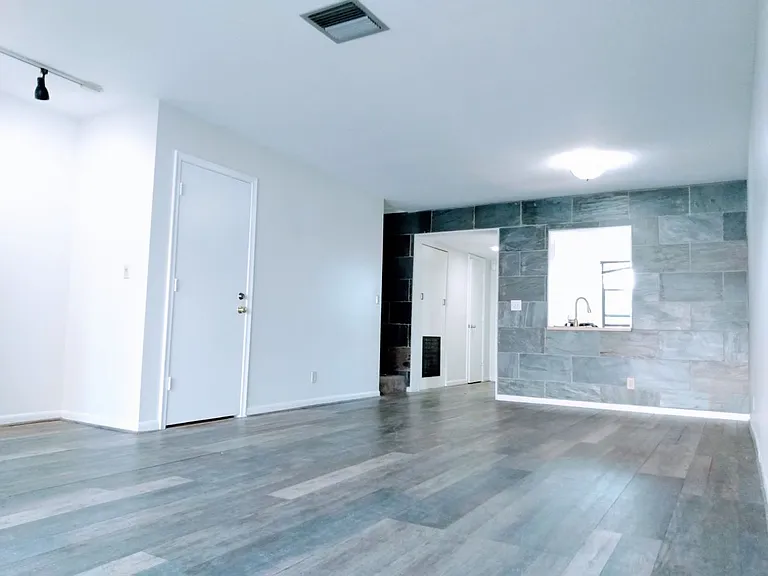 1689 NW 4th Ave — Photo 5