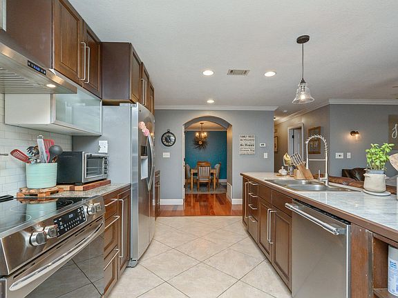 3rd image of 629 Merioneth Dr NE
