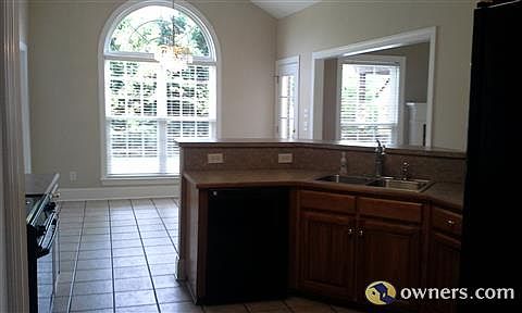 Kitchen and breakfast area