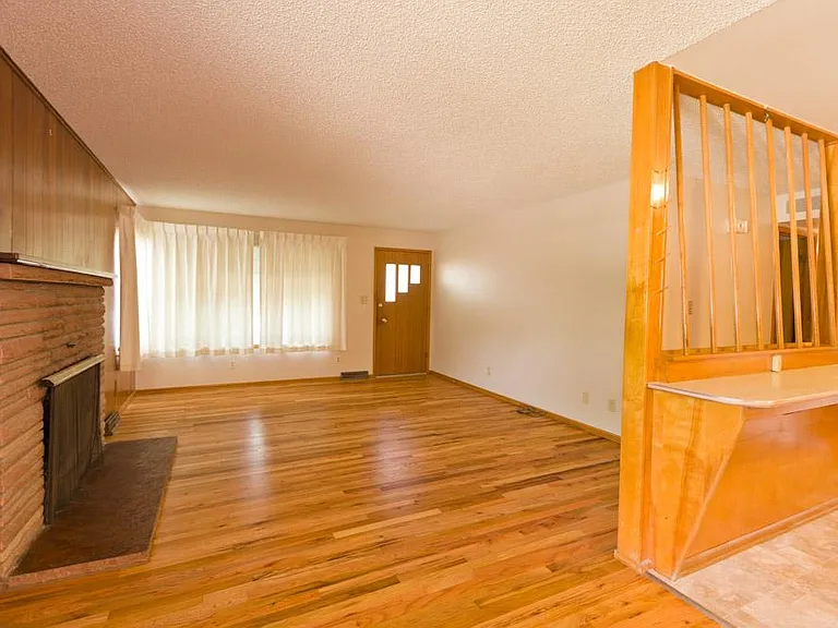 Living Room

(Tenants currently in home. These are previous photos. Updated photos coming soon.)