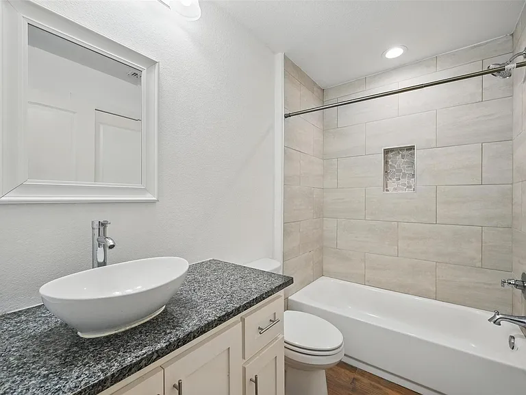 609 E Carter St — Photo 17