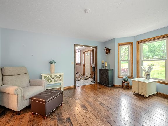 5th image of 51 Crestwood Lane